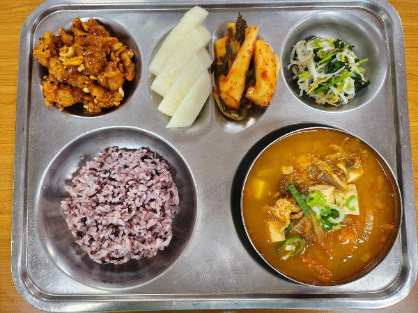 10/22(화) 흑미밥,참치김치찌개,닭살강정,숙주참나물무침,총각김치,배(생과)